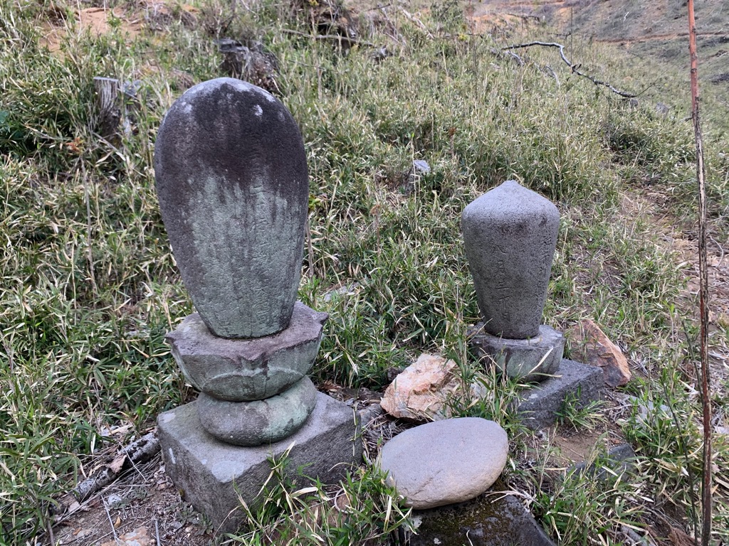 小倉山観音院卵塔