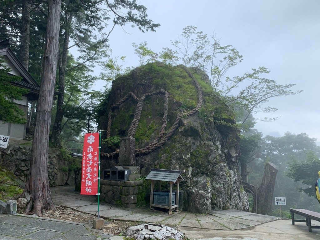 七面山敬慎院奥院巨岩