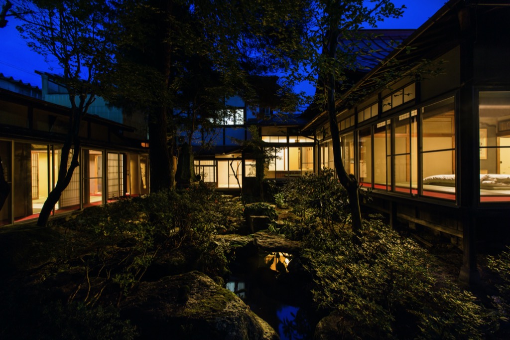宿坊善光寺庭夜景